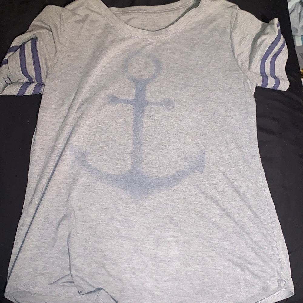 Grey t shirt with blue anchor